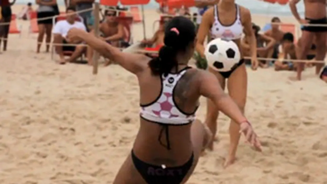 Pe cat de buni sunt brazilienii la fotbal pe atat de bune sunt si braziliencele! Imagini hot de la fotbal feminin pe plaja - poarta echipament tanga
