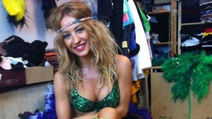 Esti curios sa vezi cum arata asistenta lui Razvan si Dani in costum de baie? Iata imaginea care te va face sa suspini dupa blonda