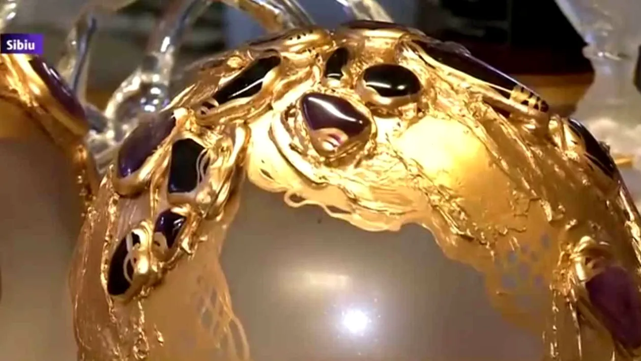 Povestea globului de 100 de euro bucata! Fabrica din Cluj unde se suflă sticla şi se trage în foiţă de aur!