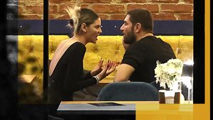 A vrut s-o sărute, dar s-a lovit de...pahar! Ramona Olaru l-a băgat în ședință pe Cazacu, la petrecerea din restaurantul lui Dani Oțil