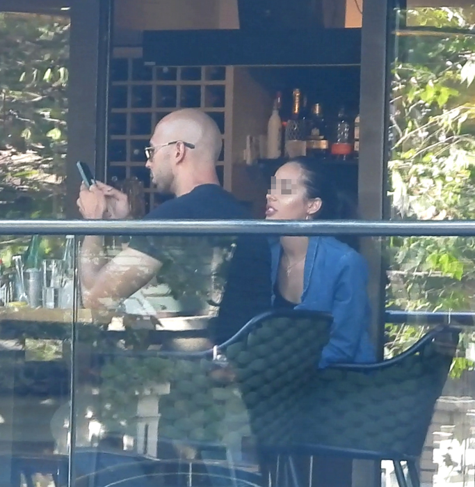 Andrew Cobra Tate, fratele celebrului Tristat Tate, a făcut o ședință foto chiar pe terasa unui restaurant din București