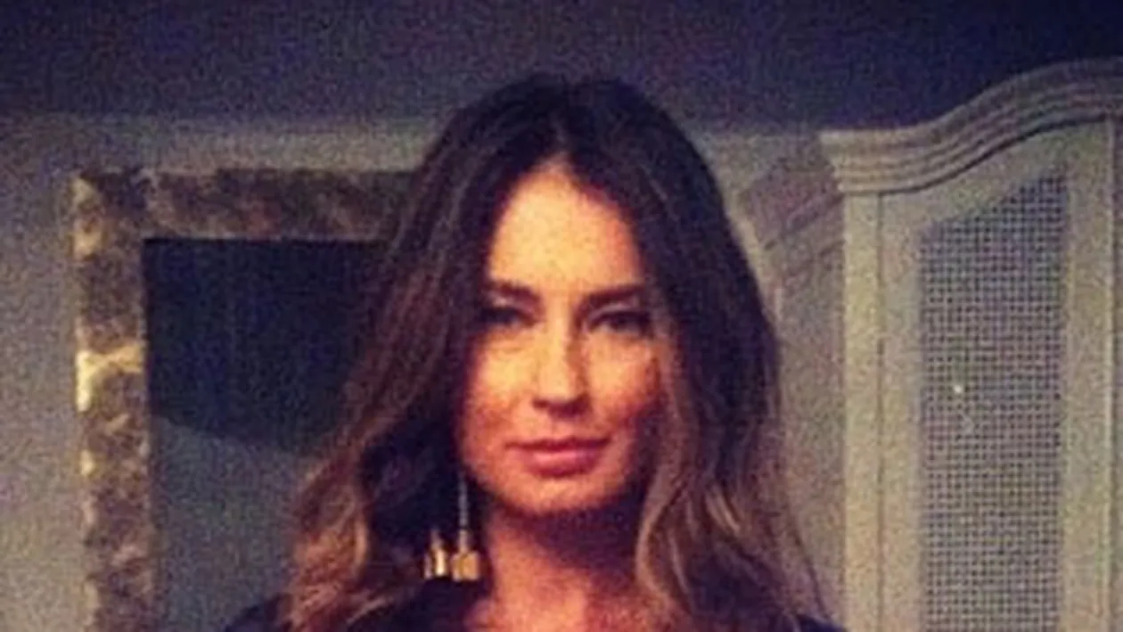 S-a ridicat standardul de eleganta la nunta Elenei Basescu! Vezi ce rochie a ales una dintre cele mai cunoscute fashioniste de la noi