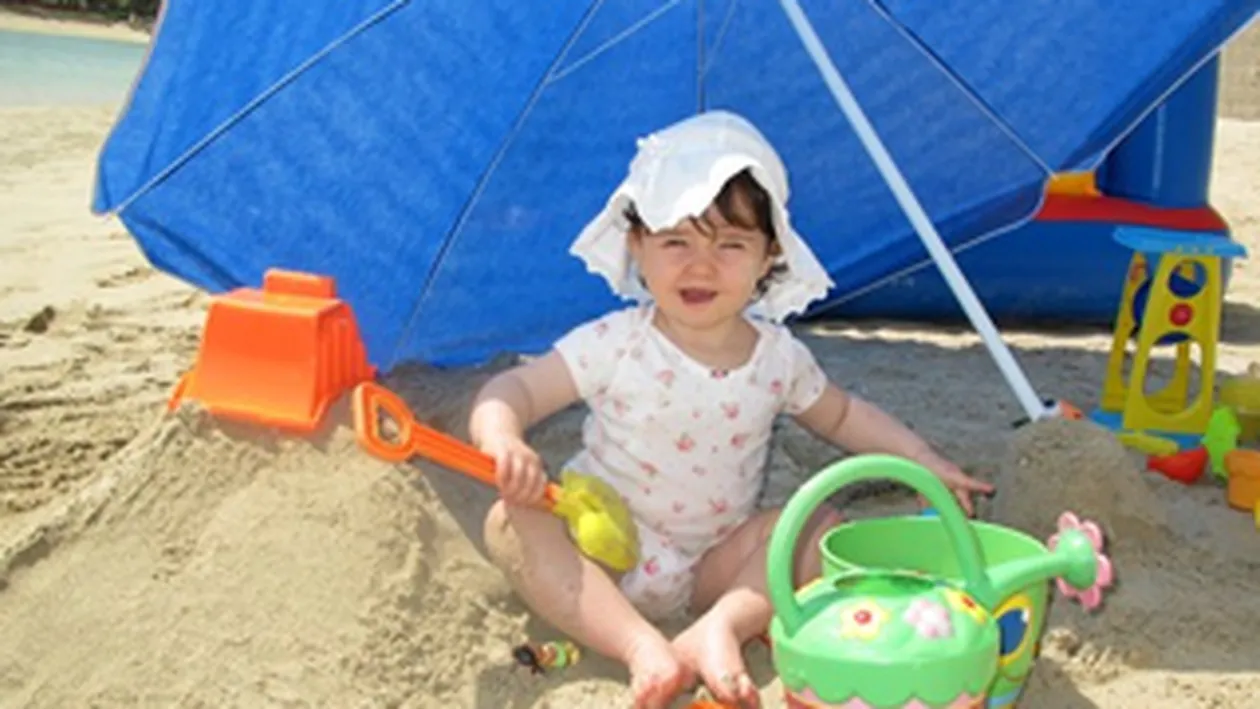 Fiica lui Zenga e tare neastamparata! Arunca cu napolitane in persoane necunoscute si cu chiftele de nisip in mama ei!