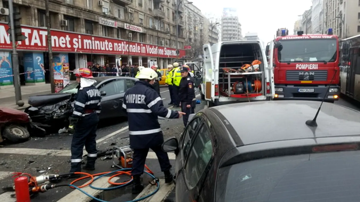INGROZITOR! Doi oameni AU MURIT intr-un accident petrecut in Piata Romana! Imagini greu de privit