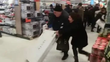 Scene halucinante într-un supermarket din Bacău. S-au bătut, la propriu, pentru televizoare: ”E al meu, e al meu!”