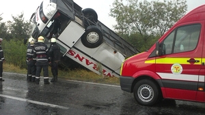 Grav accident de circulatie! Un autocar cu 67 de pasageri s-a rasturnat, la Arad!