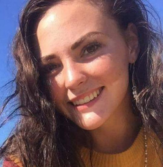 O tânără a murit în timpul unui joc sexual online, privită de bărbatul care o plătise pentru a-i îndeplini o fantezie periculoasă