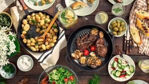 Cele 7 tipuri de alimente care te balonează dacă le consumi la cină. Ce trebuie să eviți