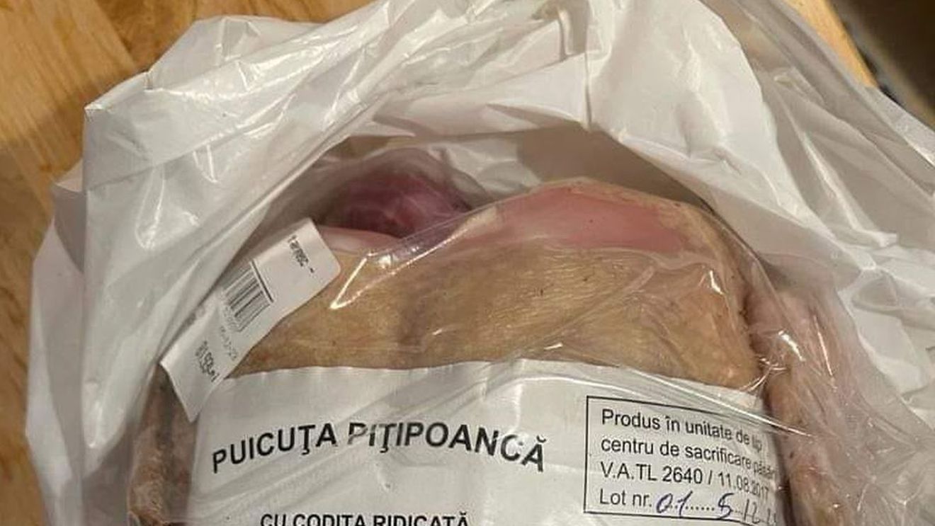 Aluzii erotice pe eticheta carcaselor de pui vândute în anumite supermarketuri: „Codița ridicată, pieptul cam bombat”