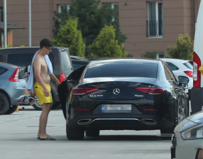 Selly, după o sesiune de relaxare la piscină