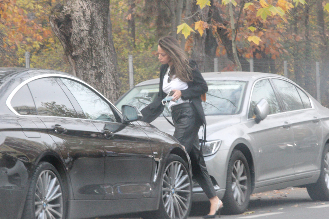 Andreea Raicu se îndreaptă către mașină (Foto: CANCAN.RO)