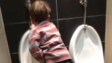 Frate, frate, dar fac pe mine! Pustii astia doi se ajuta unul pe altul pentru a ajunge la pisoar - Vezi metoda fabuloasa prin care se ridica unul pe altul