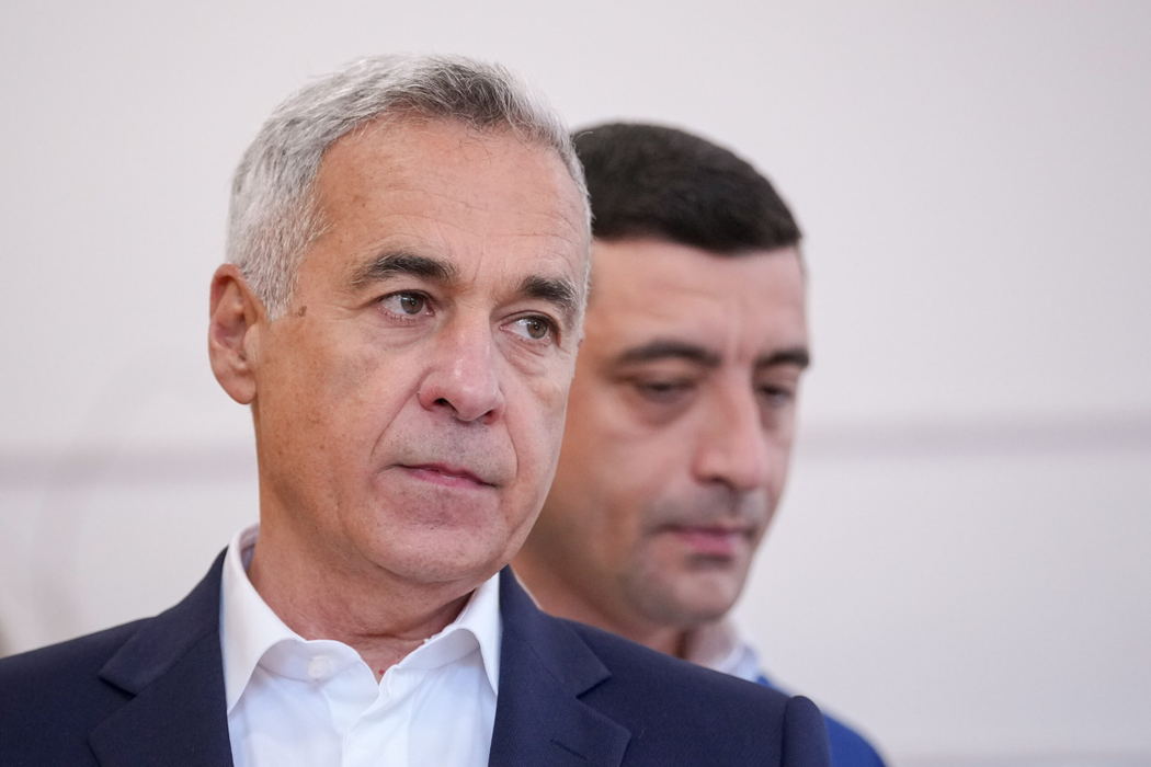 Calin Georgescu (S) si  George Simion (D), candidatul Aliantei pentru Unirea Romanilor ( AUR) la alegerile prezidentiale, isi exercita dreptul la vot, in cadrul celui de-al doilea tur al alegerilor prezidentiale, in Mogosoaia, duminica, 18 mai 2025. ANDREEA ALEXANDRU/MEDIAFAX FOTO