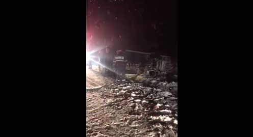 Au fost la un pas de tragedie! Microbuz cu 13 oameni, răsturnat din cauza viscolului