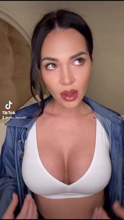 Claudia nu se sfiește să se afișeze în cele mai sexy ipostaze/ Sursă foto: Instagram.com