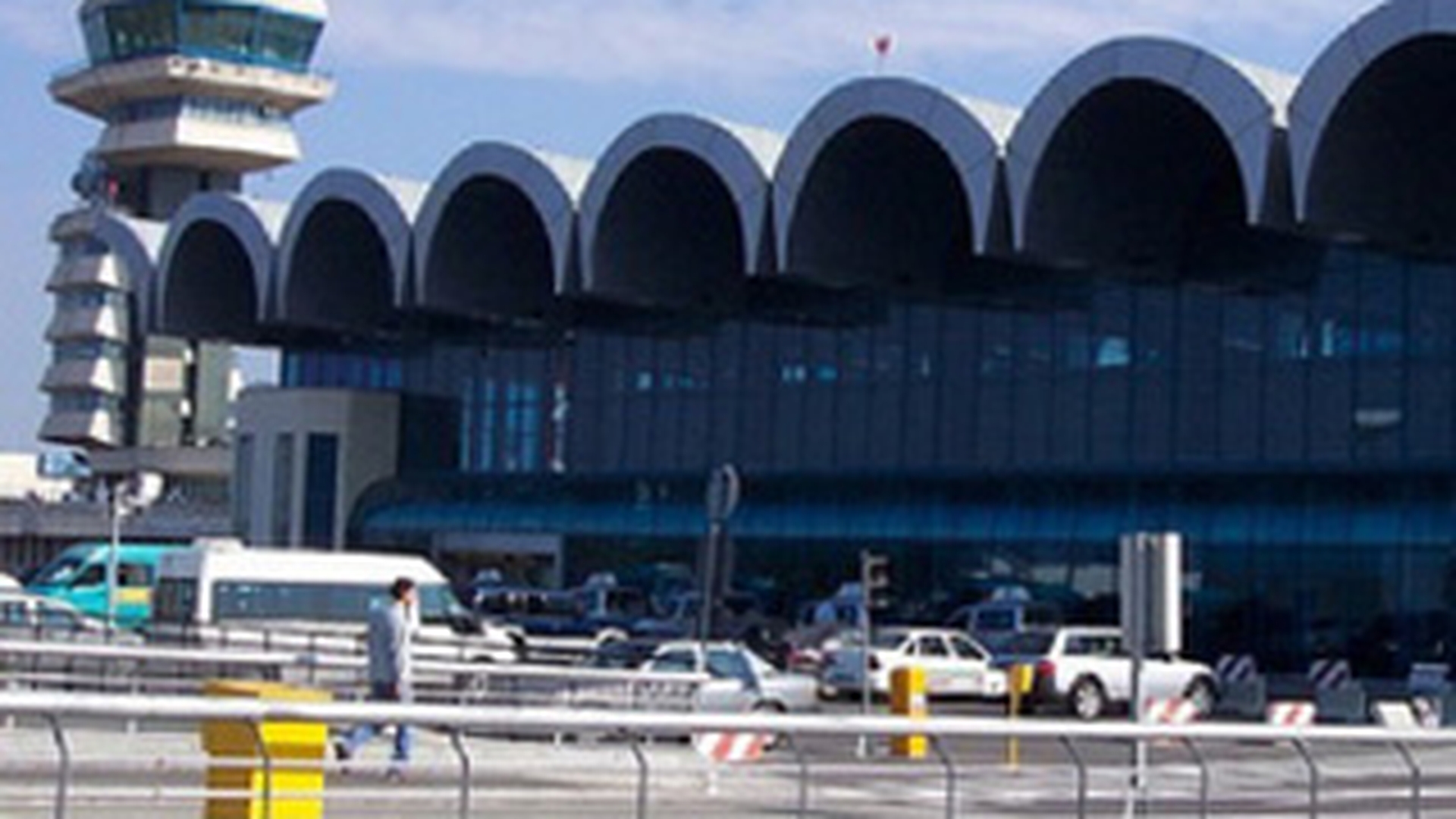 VIDEO O pancarta publicitara de pe aeroportul Otopeni s-a prabusit pe o femeie!