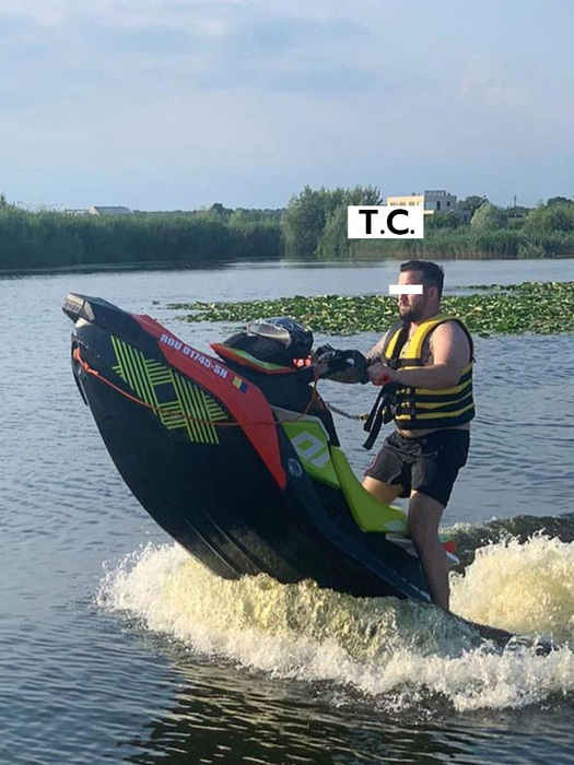T.C., pasionat de tot felul de motoare, de mers pe apă, pe uscat sau prin aer (Foto: Instagram)