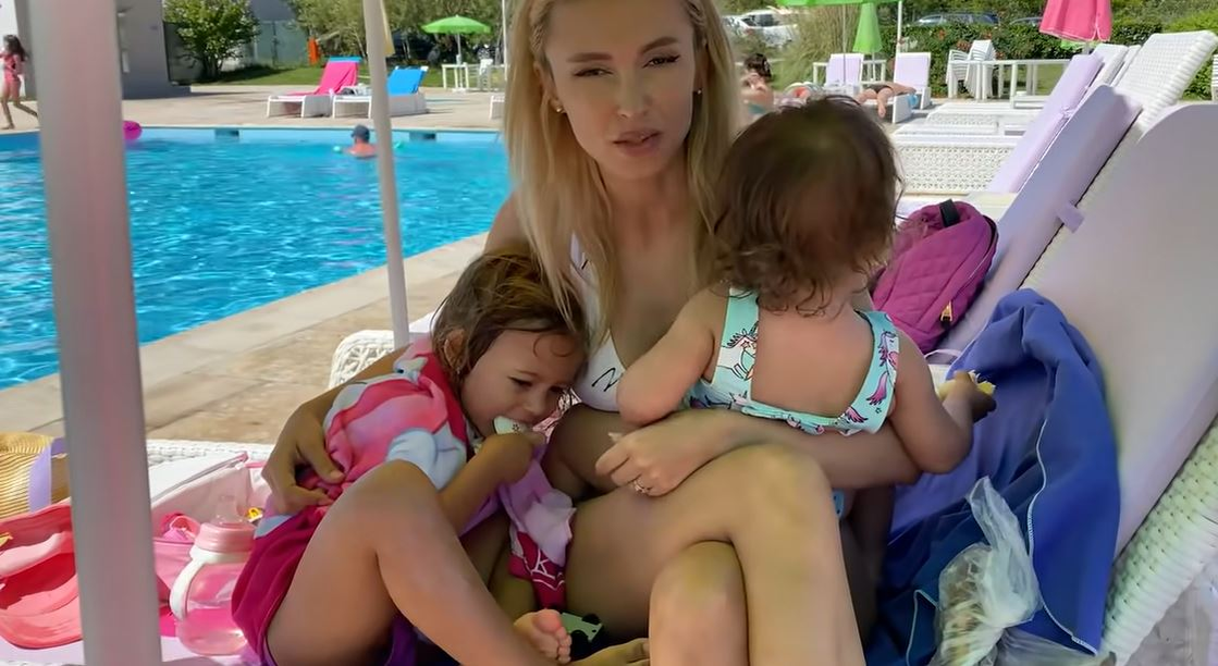 Andreea Bălan, gafă în timp ce se afla la piscină cu fiicele. I s-au văzut zonele intime prin costumul de baie alb și decupat | VIDEO