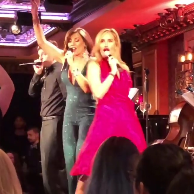 Artista Sonja Morgan a rămas în goală pe scenă. I s-a desfăcut rochia în timp ce cânta. Imaginile din timpul striptease-ului oferit din greșeală au devenit publice