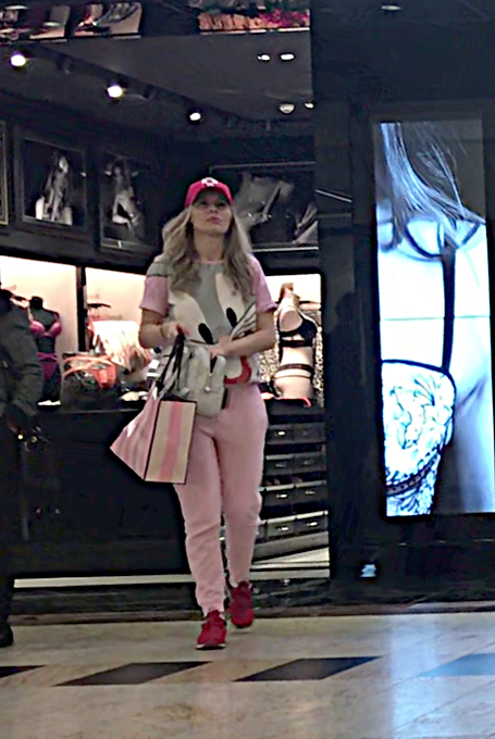 Mădălina a ieşit cu o pungă de la Victoria's Secret