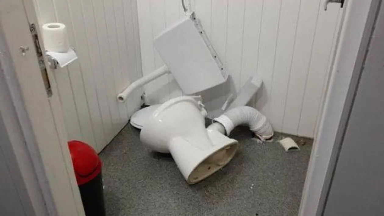 Ce au lăsat în urma lor turiștii pe pârtia Kalinderu: ”Era mai bine să-i trimitem în pădure!”