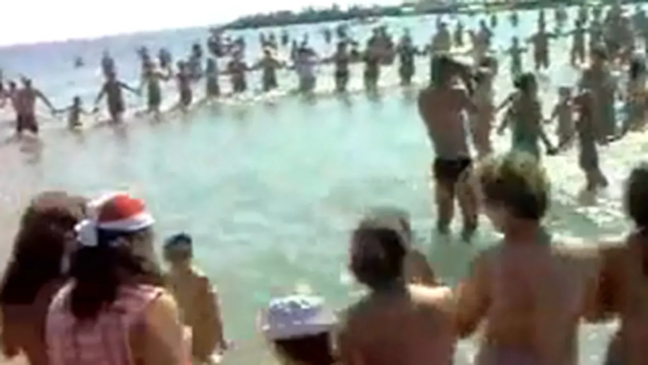 VIDEO Flash mob de Romania! Zeci de turisti au incins o hora pe plaja si in mare! Asta da atractie pentru straini!