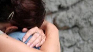 O fetita de 12 ani a fost violata de un batran si de nepotul acestuia!