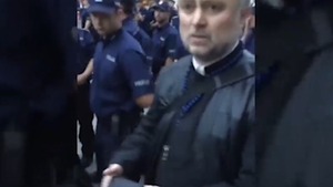 Acest preot a devenit celebru pe internet, după ce s-a răzgândit când a vrut să ajute un cerşetor. Ce a făcut când şi-a dat seama că nu are mărunt