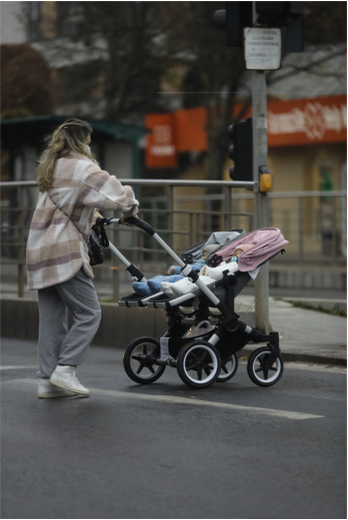 Alina Laufer a ieșit la plimbare cu gemenii de nouă luni