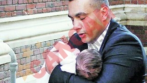 Levin sta cuminte in bratele tatalui