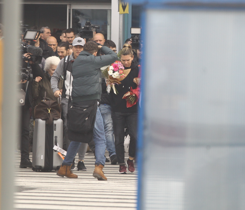 Surpriză! Cu ce maşină au venit să o ia pe Simona Halep de la aeroport, după înfrângerea dramatică de la Australian Open