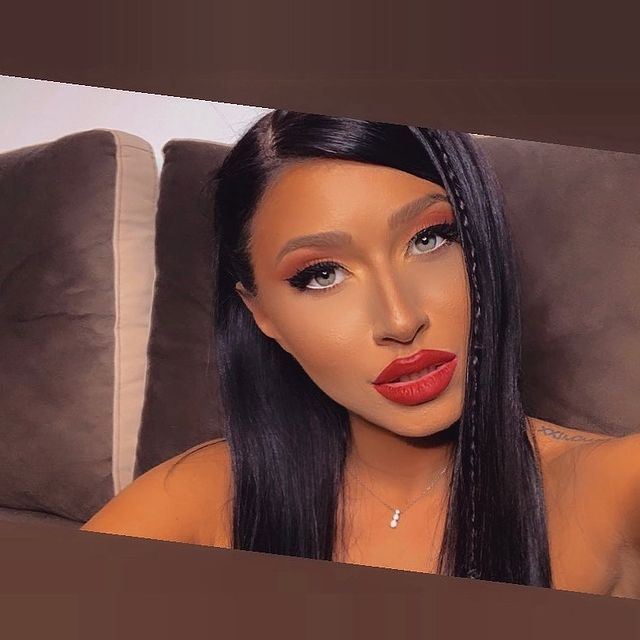 Pe contul său de Instagram, Claudia are aproape 17.000 de urmăritori, care sunt fascinați de modul în care arată