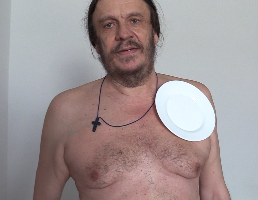 Farfuria stă pe piele de parcă ar fi lipită cu superglue