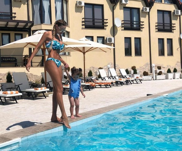 Mesajul lui Victor Slav după vacanța petrecută alături de Bianca Drăgușanu și fiica lor. “Nimeni nu vine să…”