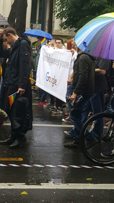 Mii de oameni au pornit la pas prin ploaie spre Piaţa Victoriei, acolo unde se va încheia Marşul Diversităţii