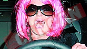 Jamie Lee Curtis si-a pus peruca roz