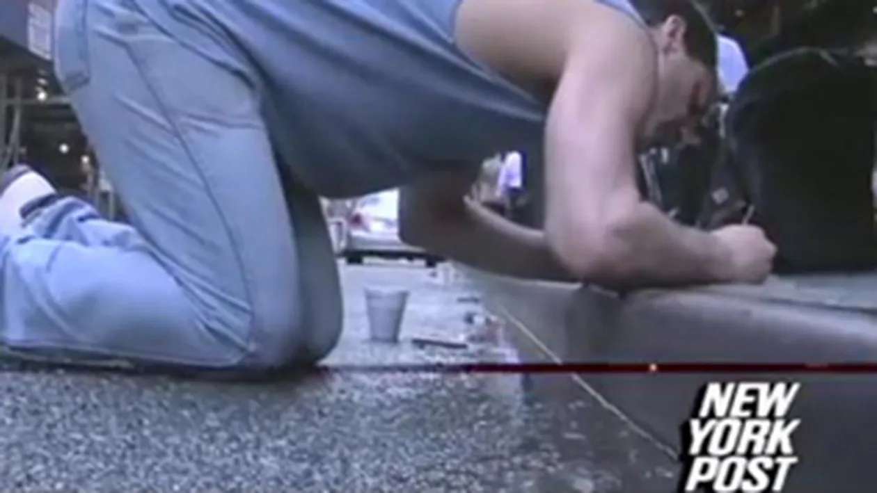 VIDEO Uluitor! Un barbat descopera pietre pretioase si aur in praful de pe strazile din New York