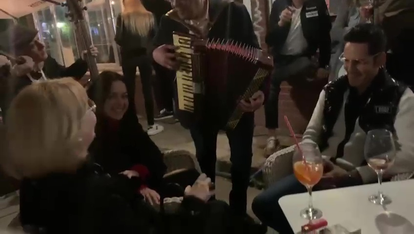 Ștefan Bănică Jr. alături de prieteni, la petrecere.