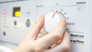 Ți se strică toate hainele negre? Află la ce temperatură trebuie să le speli, de fapt, pentru a rămâne ca noi