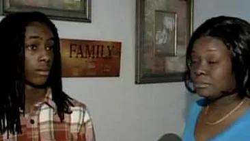 VIDEO Un politist din Newark filmat in timp ce batea un adolescent