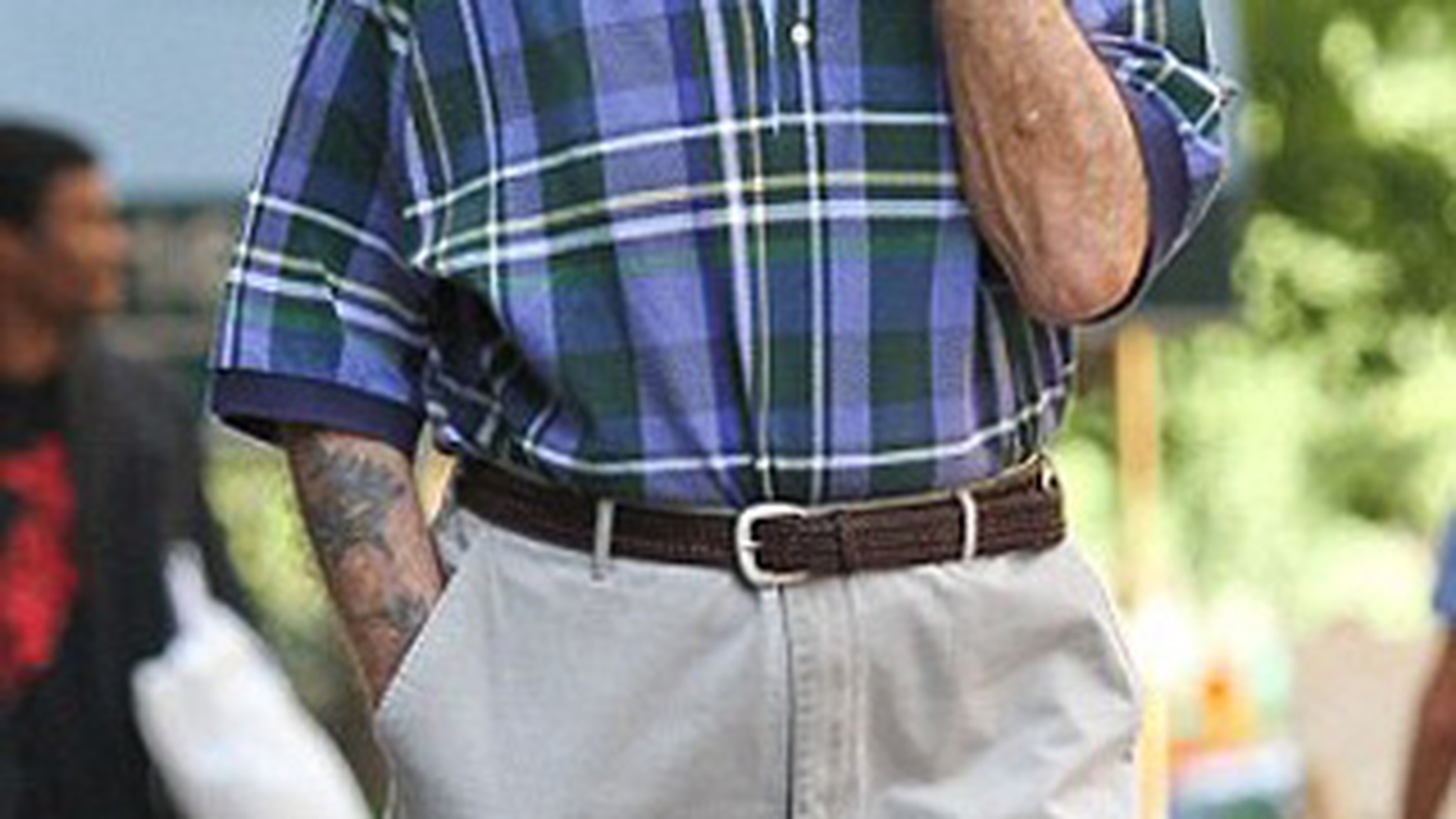 Uite in ce hal a imbatranit Sean Connery! Se plimba prin New York imbracat lejer si cu o plasa in mana, ca un pensionar veritabil