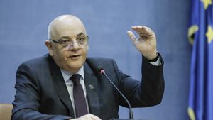 Ce îi sfătuiește Raed Arafat pe români, după ce magazinele și supermarketurile se vor închide la ora 18:00