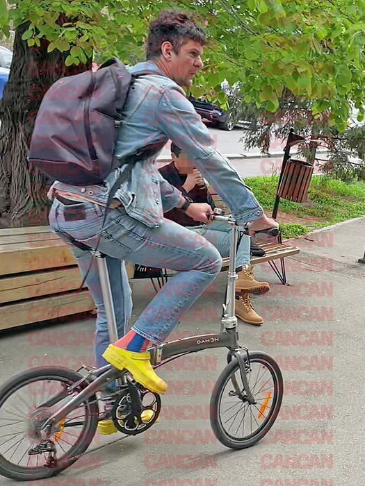 Tudor Chirilă așa cum nu l-ați mai văzut. În șlapi pedalând bicicleta