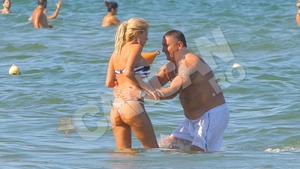Maharu nu-si poate lua mainile de pe Simona Sensual