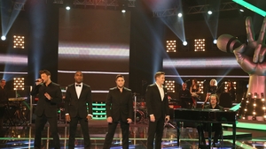 Baietii de la Blue au ajuns in Romania fara bagaje! Stilistii de la "Vocea" i-au imbracat pentru show intr-o ora!