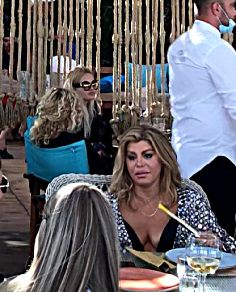 Loredana Groza, de nerecunoscut! Cum au surprins-o paparazzii pe artistă în oraș