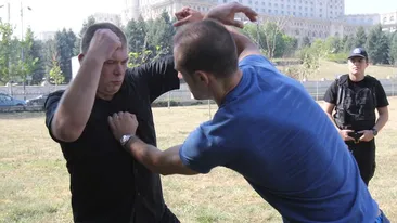 Are 40 de ani, iar peste jumatate i-a petrecut practicand artele martiale! Vezi unde lucreaza!