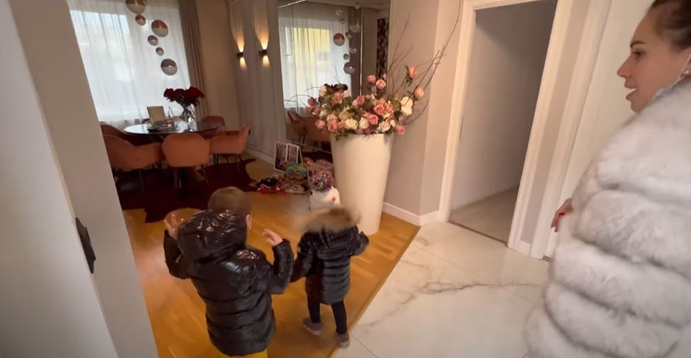 Ce cadouri au primit copiii Georgianei Lobonț, de Moș Nicolae. Cântăreața de muzică populară a filmat momentul