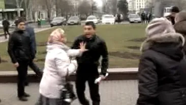 O BUNICUTA violenta a atacat un protestatar pro-Kremlin si a castigat lupta! Imaginile care fac inconjurul lumii!