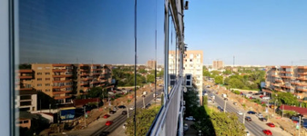 Apă caldă cu ferestre fotovoltaice într-un bloc din București